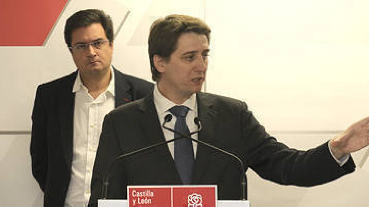 Óscar López detrás de Carlos Martínez en un acto de partido en Soria durante la campaña electoral de las municipales. / Ú.S.-