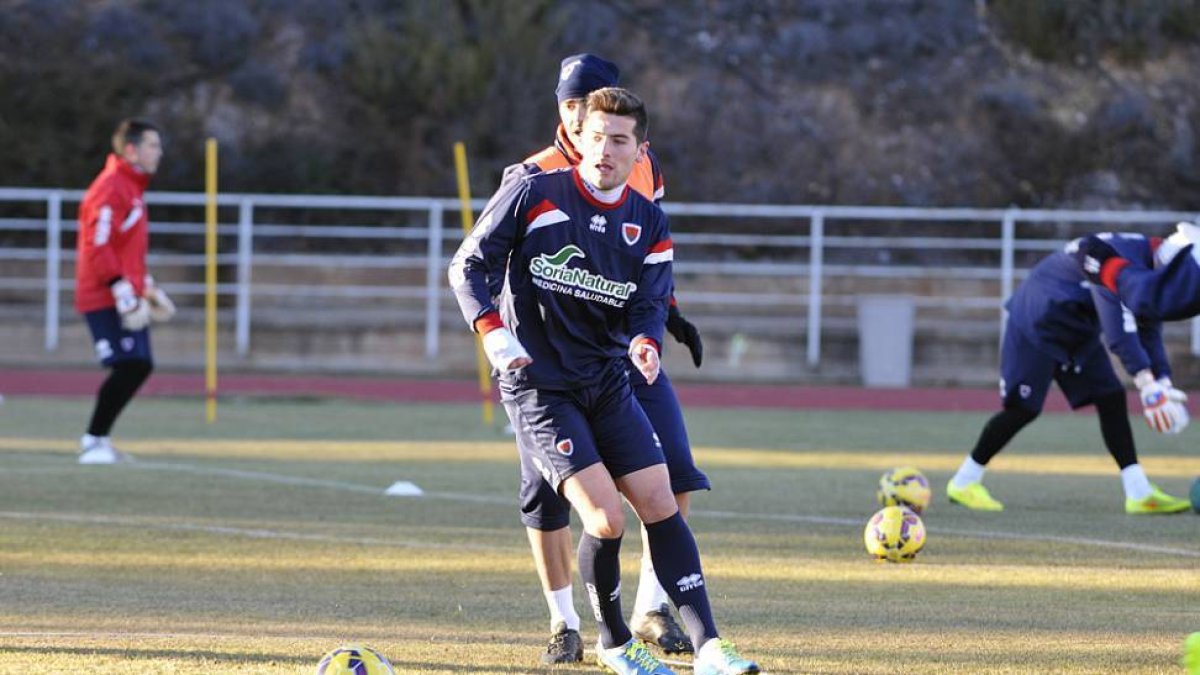 Javier Bonilla durante el entrenamiento de ayer del equipo.-VALENTÍN GUISANDE