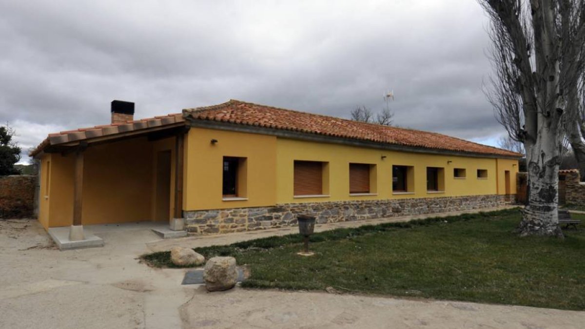 Exterior del flamante albergue municipal.-VALENTÍN GUISANDE