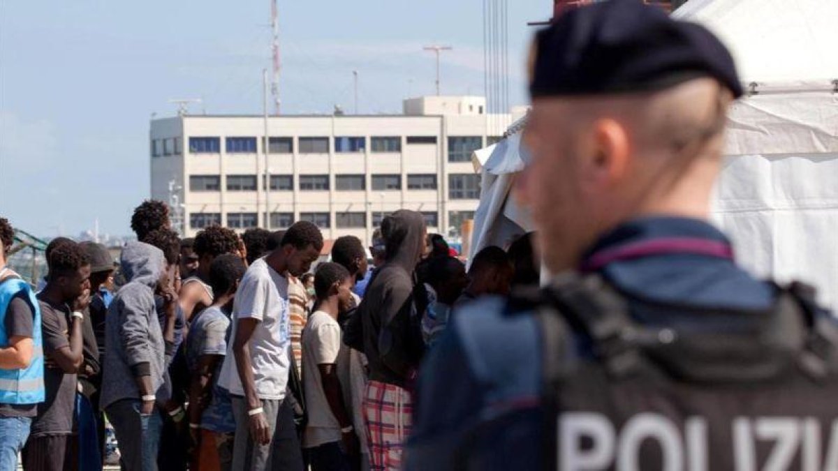Inmigrantes en el puerto de Reggio Calabria.-AP / MARCO COSTANTINO