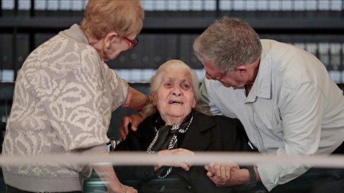Melpomeni Dina, en le centro con los hermanos Yossi y Sarah Yanai, a los que salvó.-EMMANUEL DUNAND / AFP