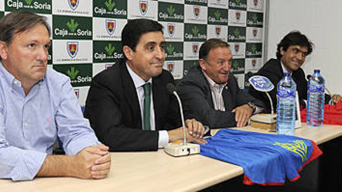 Eduardo Rubio, Carlos Martínez, Francisco Rubio y Carlos de la Lastra durante la presentación del convenio. / VALENTÍN GUISANDE-