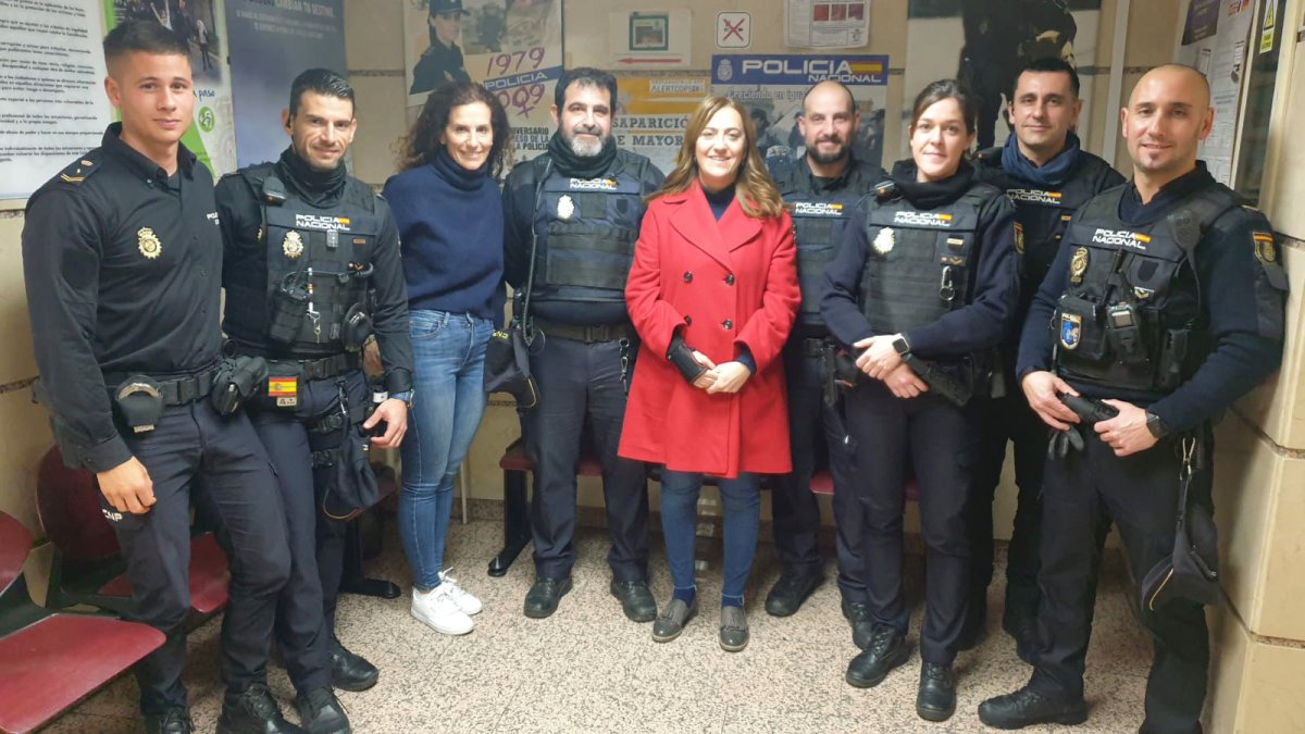 La delegada del Gobierno, Virginia Barcones, con agentes de la Policía Nacional.-ICAL