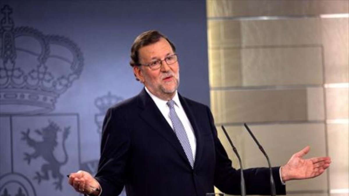 El presidente Mariano Rajoy comparece ante la prensa tras reunirse con el Rey.-DAVID CASTRO