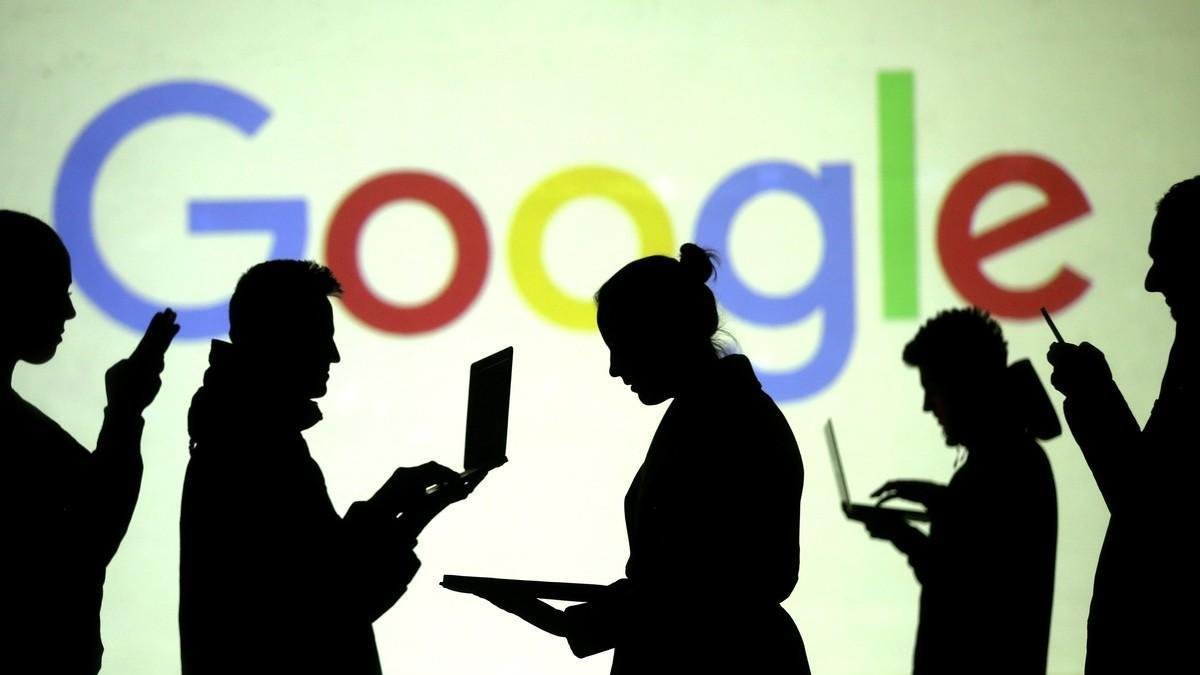 Siluetas ante el logo de Google.-DADO RUVIC (REUTERS)