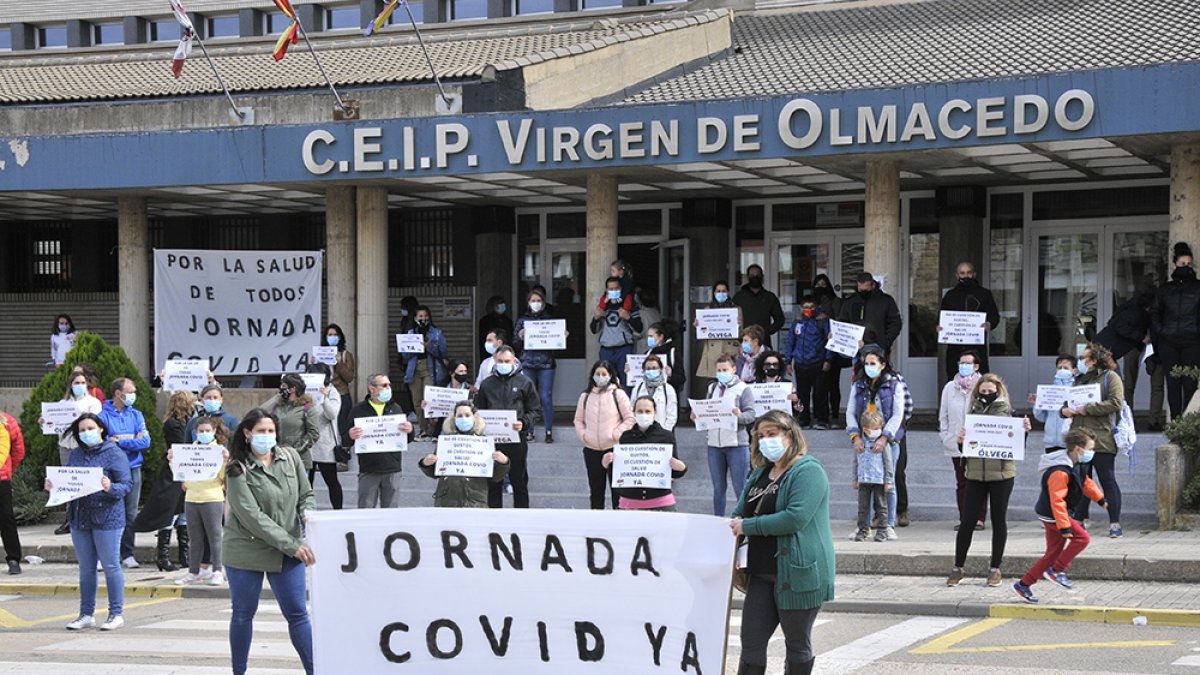 Concentracion frente al Virgen de Olmacedo a comienzos de curso por la jornada continua - VALENTÍN GUISANDE