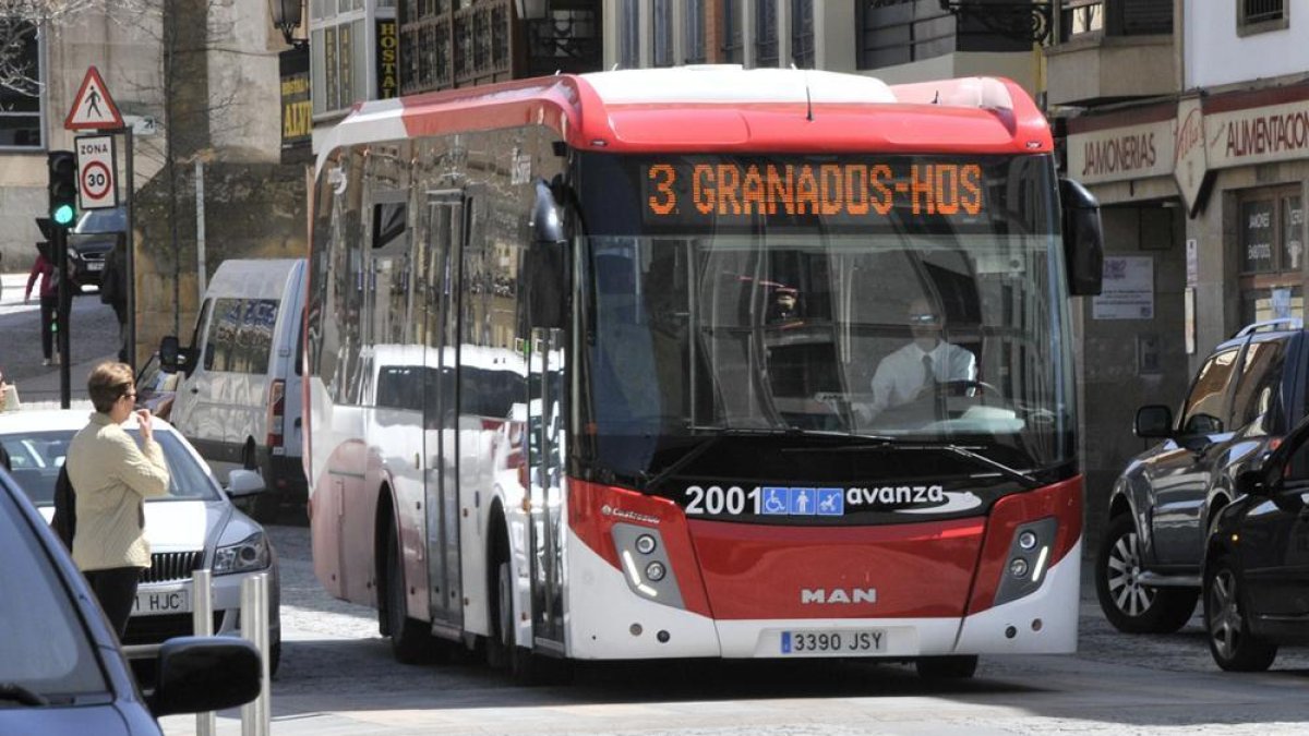El autobús urbano pasando por Ramón y Cajal.-Valentín Guisande