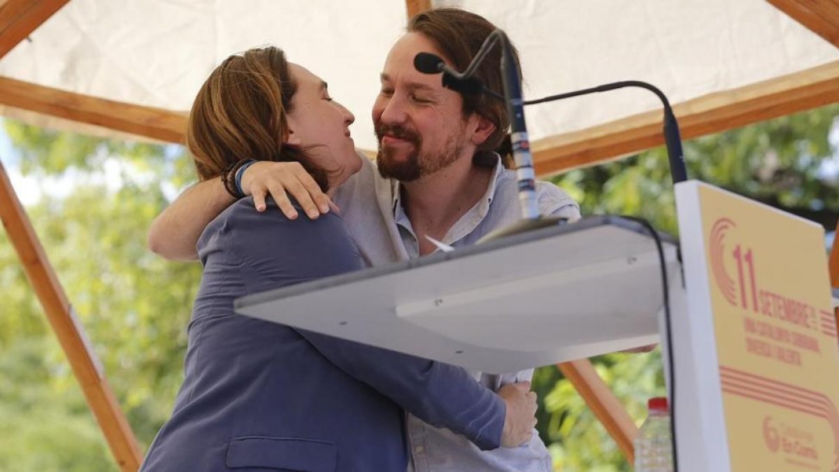 Colau e Iglesias, en un acto de la Diada del año pasado, en Santa Coloma.-/ JOAN PUIG