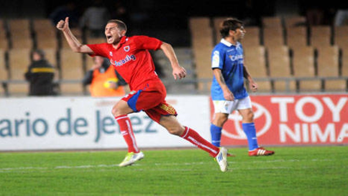 Nano celebra el tanto del triunfo del Numancia en Chapín. / Área 11-