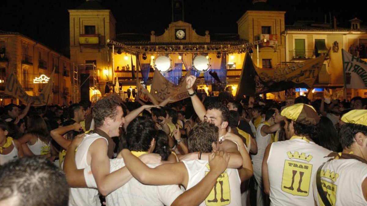 Edición anterior del pregón en la plaza Mayor de El Burgo.-VALENTÍN GUISANDE