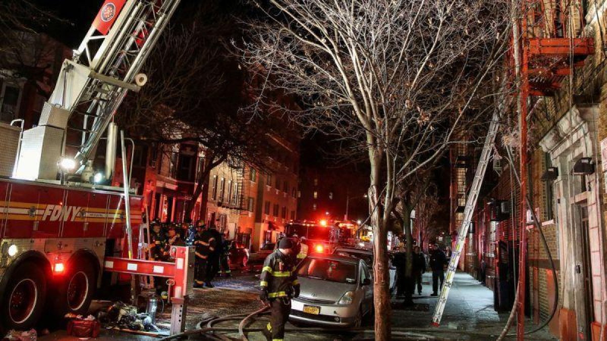 Bomberos trabajan en la extinción del peor incendio de Nueva York de los últimos 25 años, este viernes.-REUTERS / /AMR ALFIKY