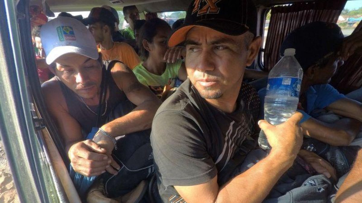 La caravana de migrantes hondurenos inicia su salida de la localidad de Mapastepec con rumbo hacia el municipio de Pijijiapan en el estado de Chiapas Mexico durante su travesia por Mexico hacia EEUU.-MARÍA DE LA LUZ ASCENCIO / EFE