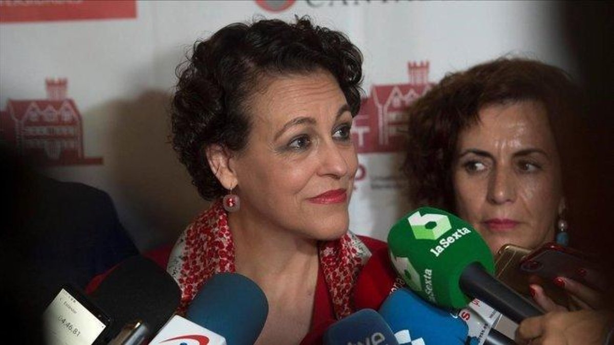 La ministra de Trabajo, Magdalena Valerio, en la Universidad Internacional Menéndez Pelayo en Santander.-EFE / PEDRO PUENTE HOYOS