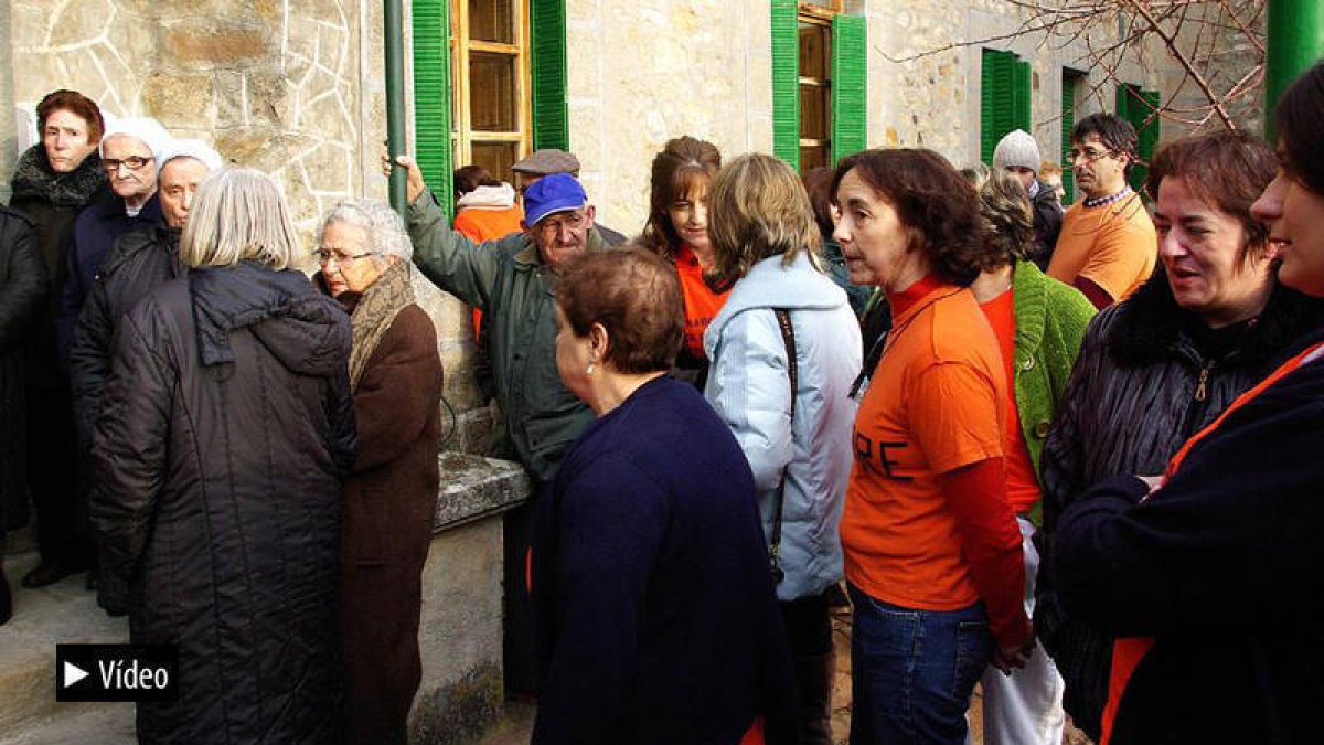 Trabajadores y vecinos de El Royo en la residencia. /ANTONIO GÓMEZ-