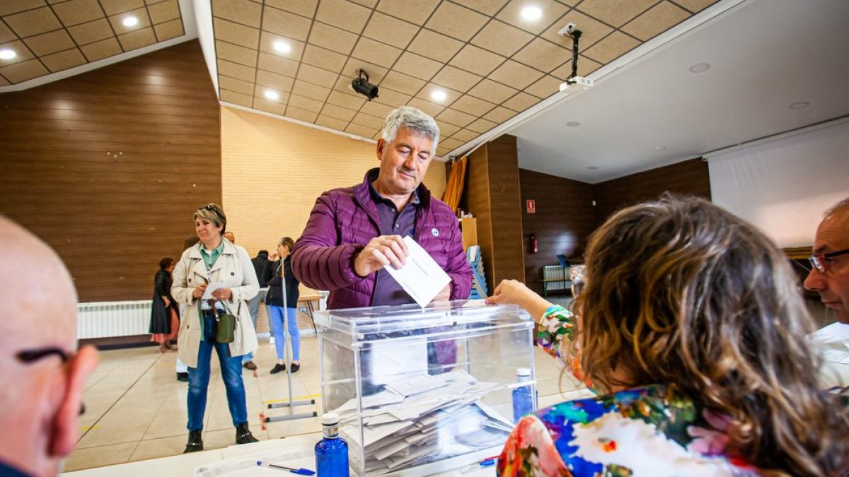 <p>Falta alrededor de hora y media para que se cierren los colegios electorales en esta <a href=