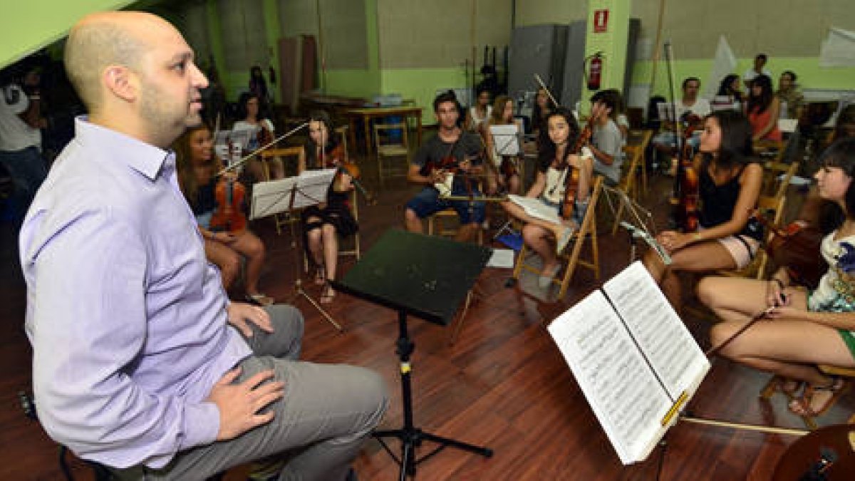 El nuevo director de la Joss, Borja Quintas, dirige el primer ensayo con los músicos. / ÁLVARO MARTÍNEZ-