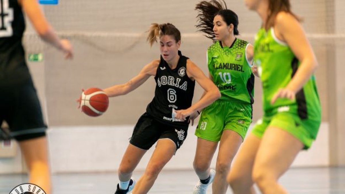 La burgalesa Clara Pérez anotó 18 puntos ante el Contenedores Castro de Venta de Baños. HDS