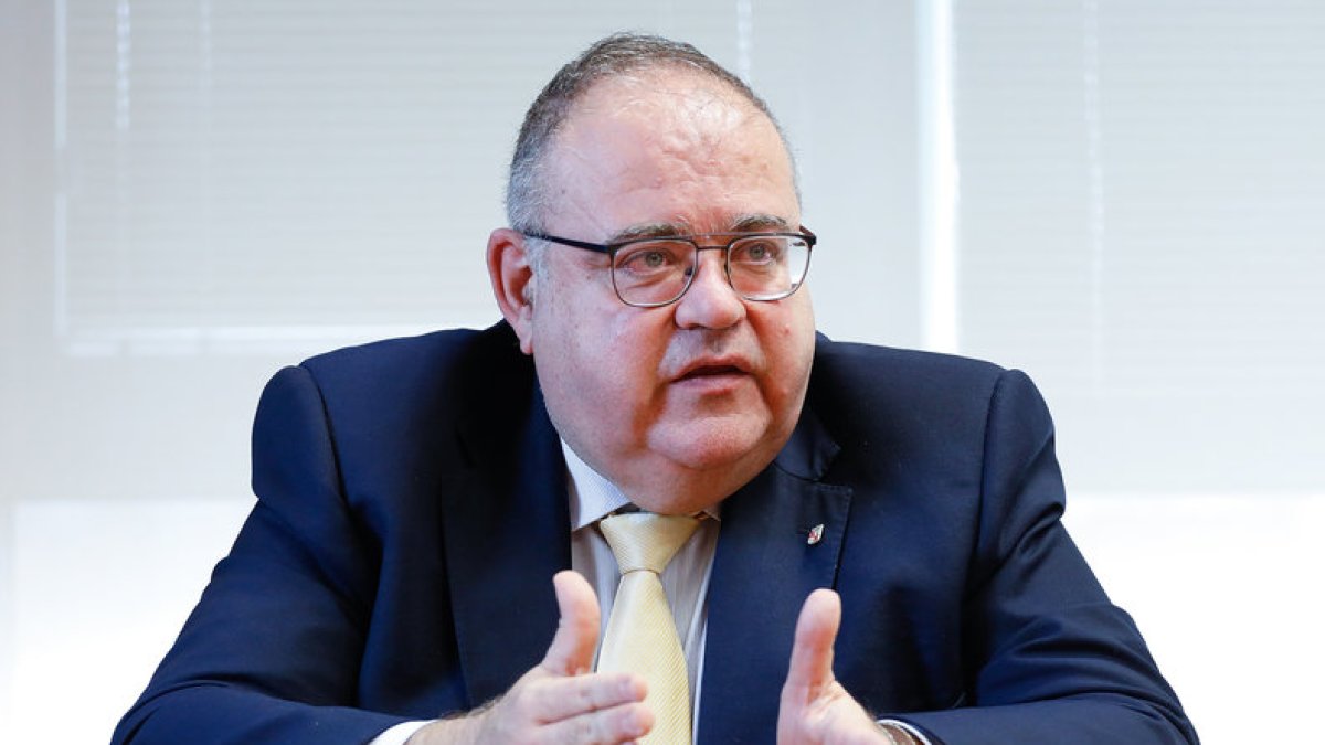 El consejero de Sanidad, Alejandro Vázquez, en un momento de la entrevista. J.M. LOSTAU