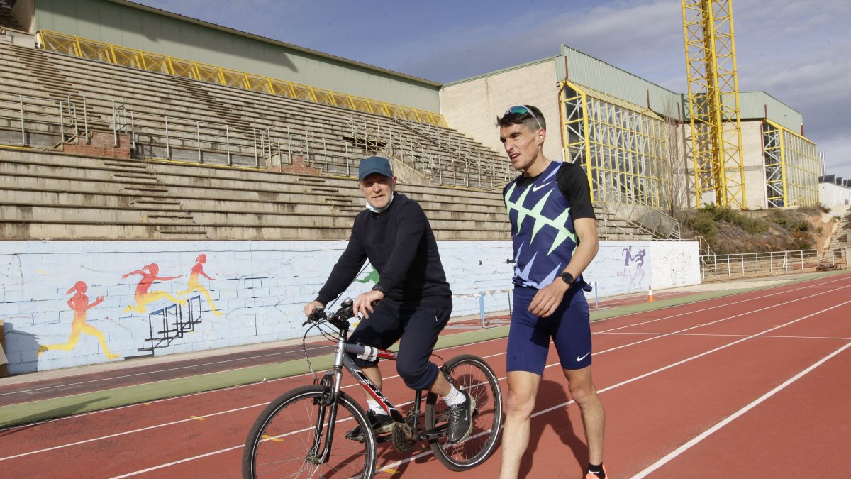 Dani Mateo se encuentra en Ibiza junto a su entrenador, Enrique Pascual Oliva, preparando los Juegos. HDS