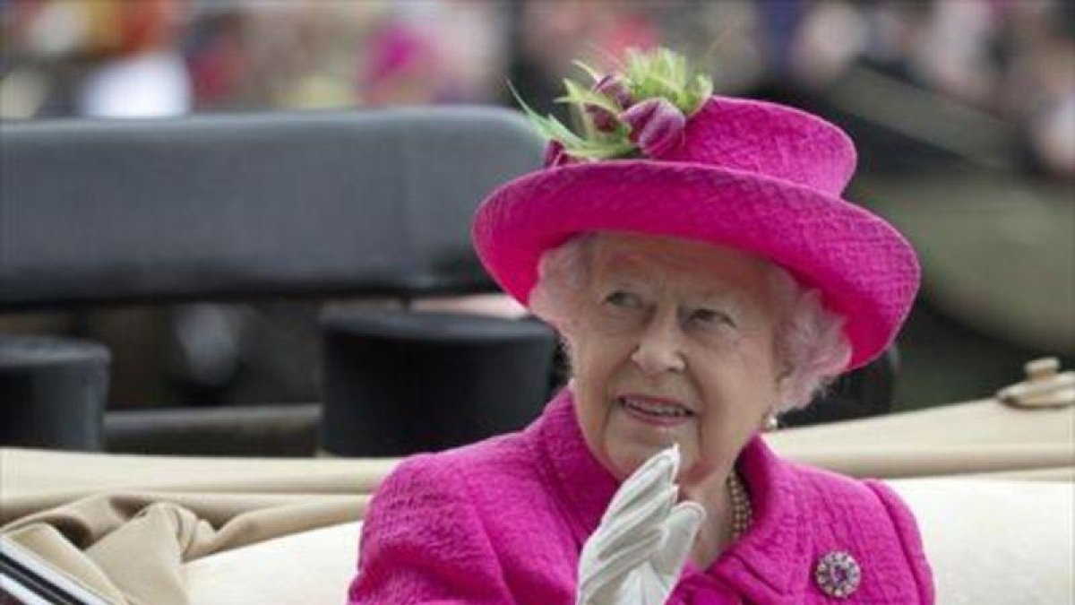 La reina Isabel II de Inglaterra.-/ ALASTAIR GRANT (AP) / JUSTIN TANG (AP) / MICHEL EULER (AP) / PACO TORRENTE (EFE)