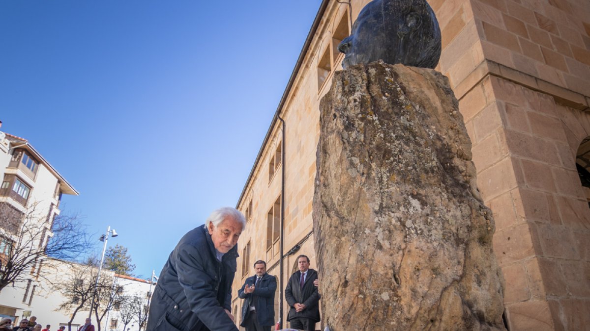 El presidente de la Fundación en la ofrenda floral al busto.  G.M.