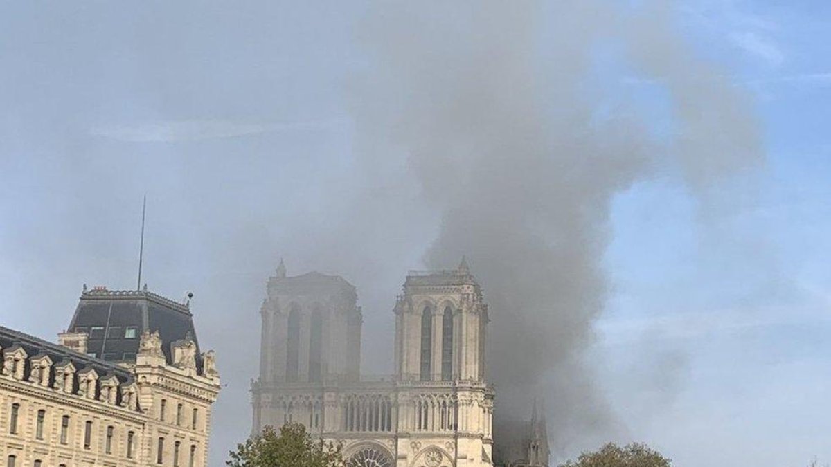 Una gran humareda en la catedral de Notre Dame.-