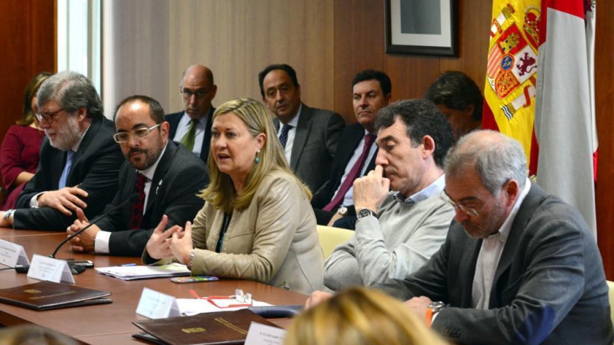 Del Olmo junto a Rey y los agentes sociales el día de la firma del Plan Soria.-A. M.