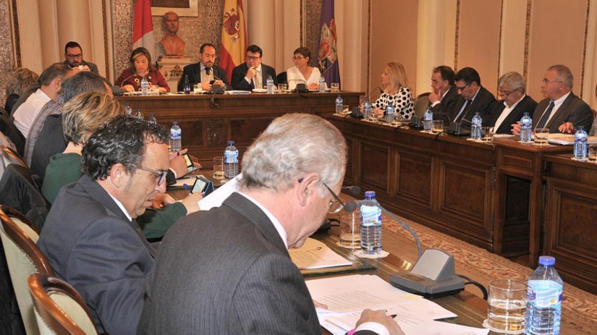De Miguel y Lozano impulsan la moción en el pleno-V.G.