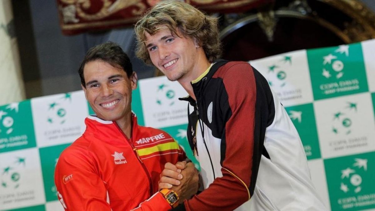 Rafael Nadal y Alexander Zverev, los dos número 1, se saludan tras el sorteo, en Valencia.-/ EFE / MANUEL BRUQUE