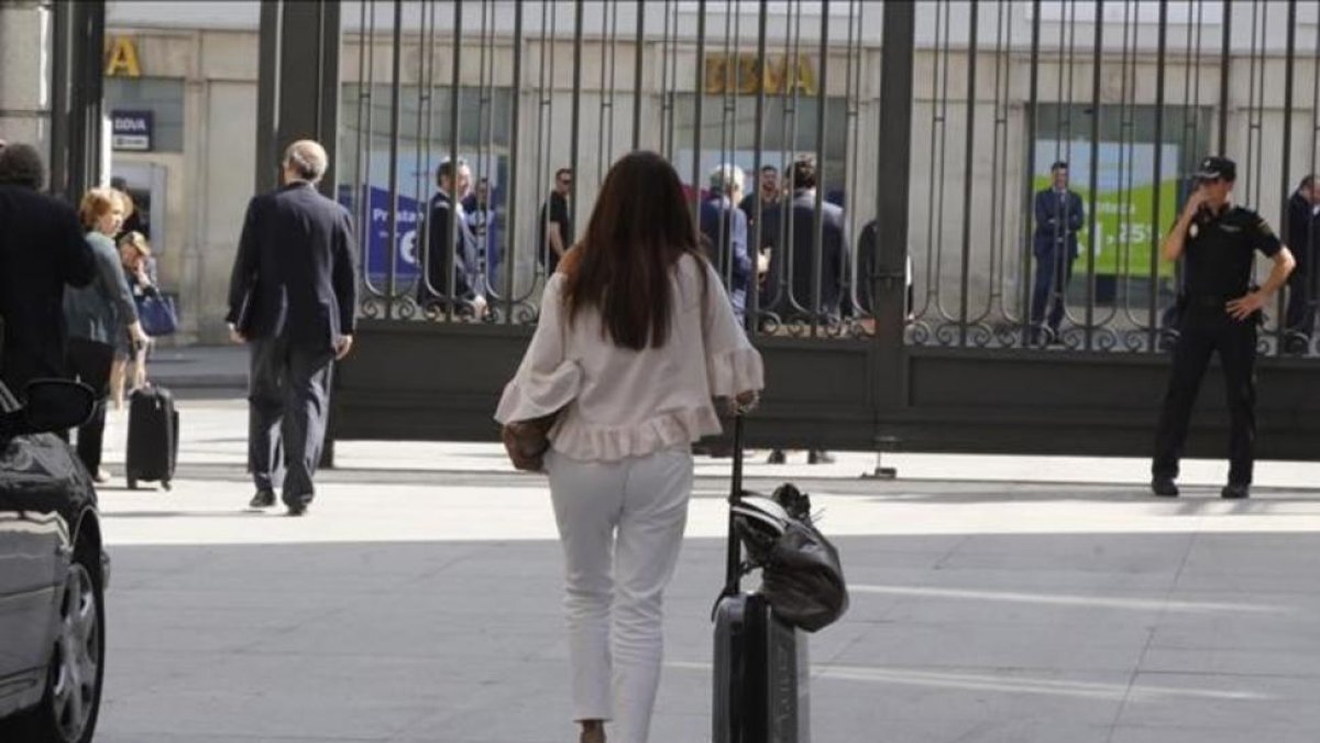 Una diputada abandona el Congreso con su maleta.-AGUSTÍN CATALÁN