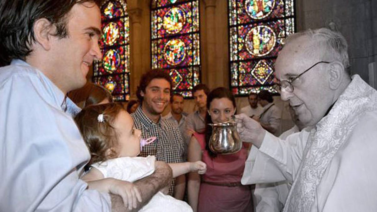 Arriba, Bergoglio bautizando en febrero en la parroquia que dirige el sacerdote soriano Pablo Hernando, el cual aparece abajo a la izquierda también en un bautismo familiar.-