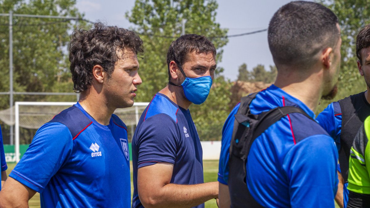 El preparador físico rojillo, Roberto Llorente, con mascarilla, dirige un entrenamiento del CDNumancia. MARIO TEJEDOR