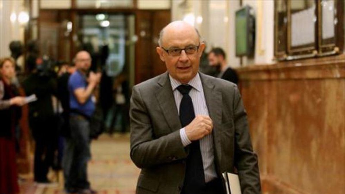 El ministro de Hacienda, Cristóbal Montoro, en los pasillos del Congreso de los Diputados.-JUAN MANUEL PRATS