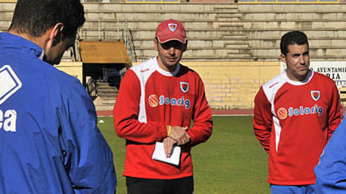 El técnico del Numancia, Pablo Machín, se dirige a sus jugadores en un entrenamiento. / DIEGO MAYOR-