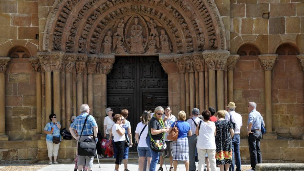 Turistas en Soria.-VALENTÍN GUISANDE