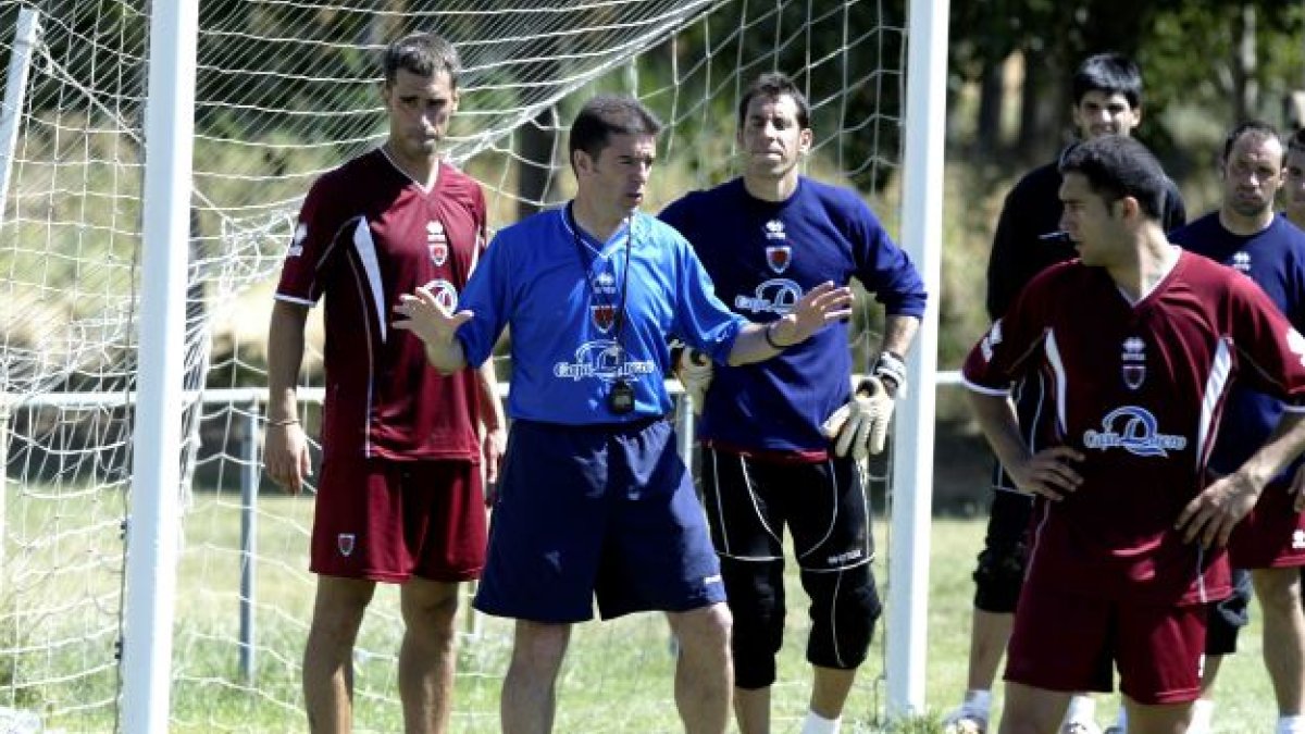 Arconada dirigiendo un entrenamiento con el Numancia en la temporada 2007-2008. HDS