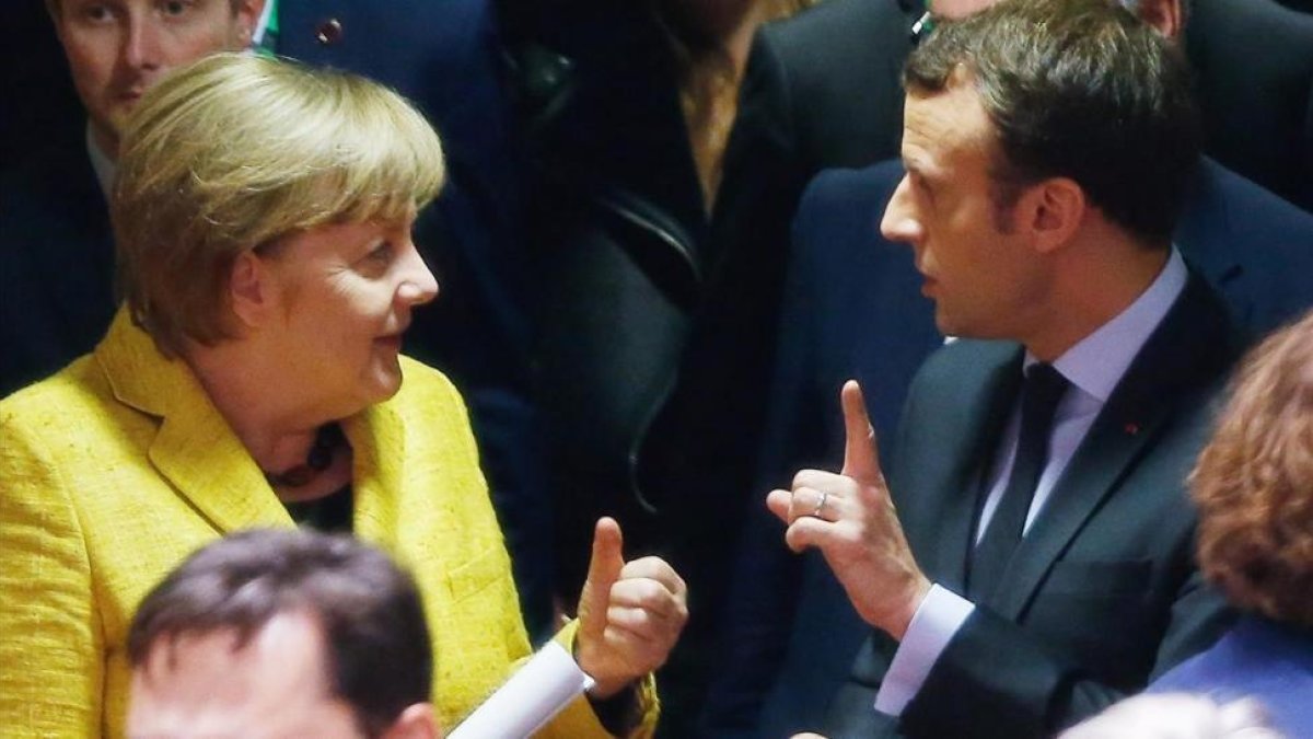 Merkel y Macron, en la cumbre europea en Bruselas.-REUTERS / JULIEN WARNAND