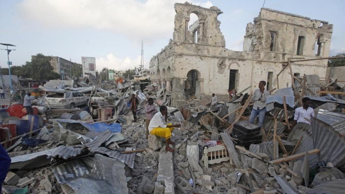 Un edificio destruido tras un ataque con un coche bomba en Mogadiscio.-/ PERIODICO (AP / FARAH ABDI WARSAMEH)