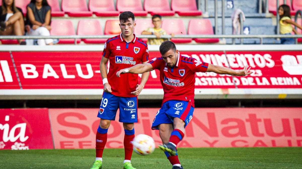 Las opciones del Numancia en Murcia pasan por las zurdas de David Rodríguez y Carrillo. MARIO TEJEDOR