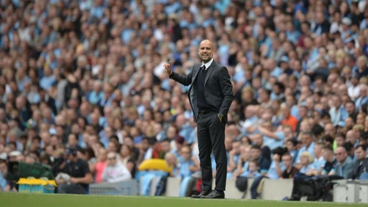 Guardiola da instrucciones durante el partido del City contra el West Ham.-OLI SCARFF