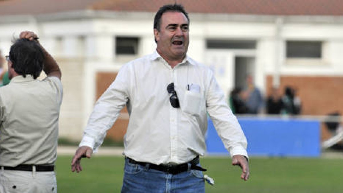 Luis de Miguel seguirá al frente del equipo adnamantino. / VALENTÍN GUISANDE-