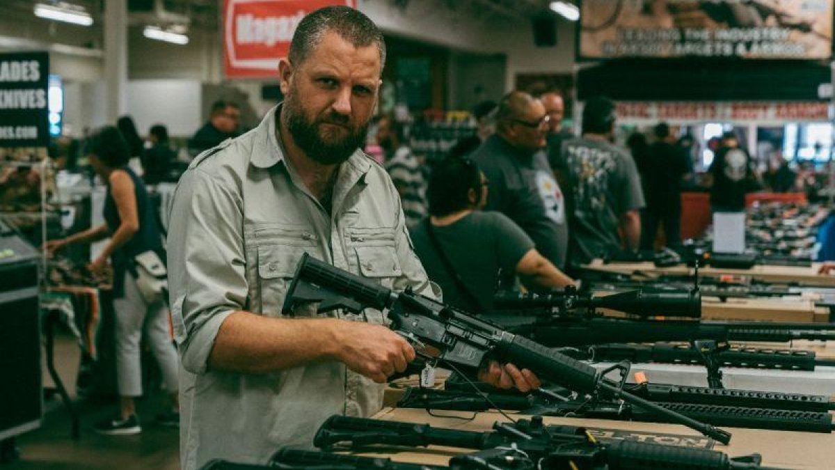 David Beriain, en el reportaje de Clandestino (DMax) sobre el tráfico de armas.-DMAX