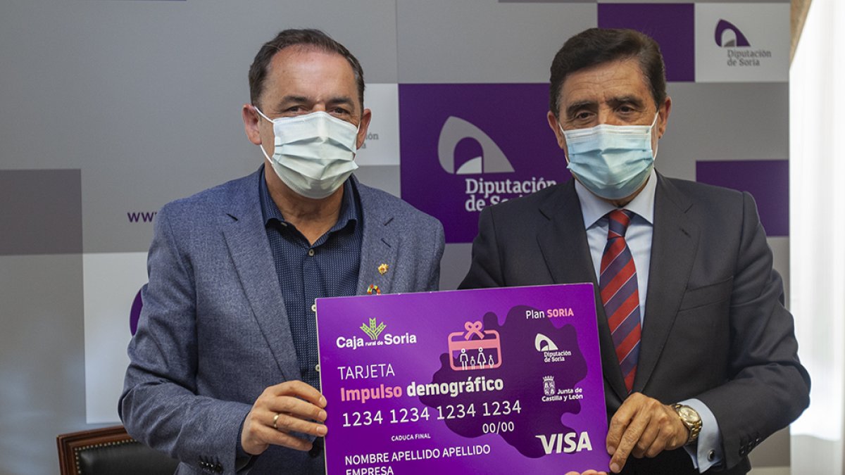 Carlos Martinez y Benito Serrano con el cheque bebé - MARIO TEJEDOR