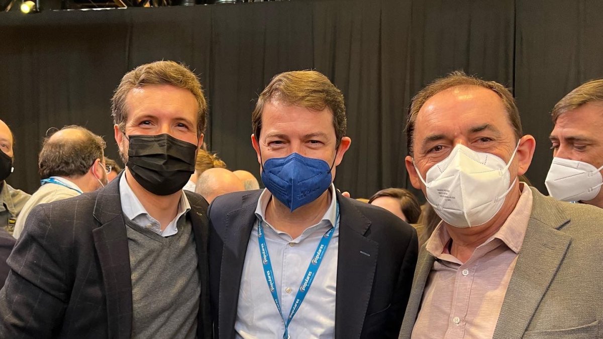 Benito Serrano, junto al presidente autonómico, Alfonso Fernández Mañueco y el presidente nacional del PP, Pablo Casado. HDS