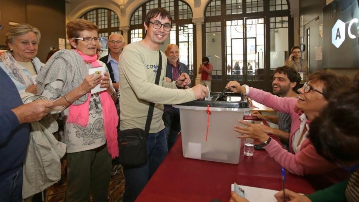 Votantes en el Ateneu de Igualada.-MARC VILA