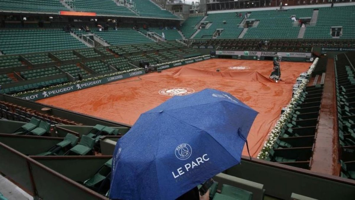 La lluvia ha provocado la suspensión de la jornada en Roland Garros.-REUTERS