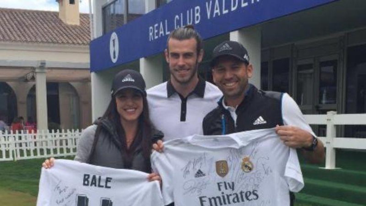 Sergio García y su prometida, Angela Akins, posan junto a Gareth Bale.-TWITTER / SERGIO GARCÍA
