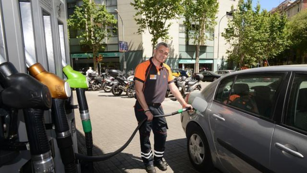 Un empleado en una gasolinera.-MONICA TUDELA