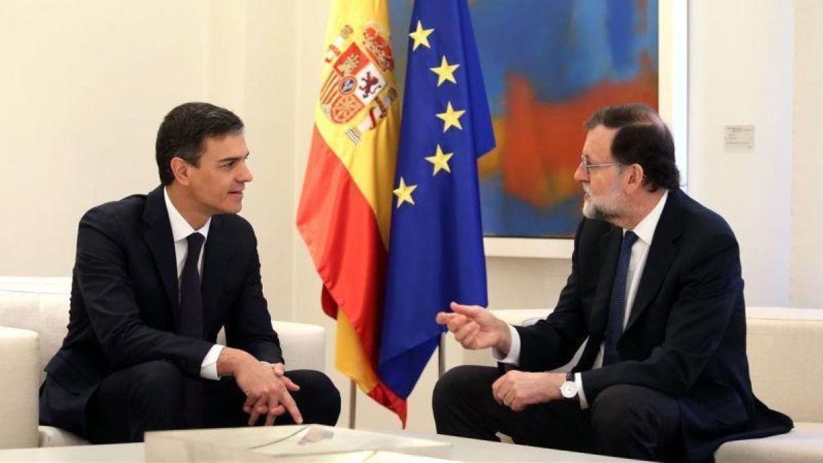 El presidente del Gobierno, Mariano Rajoy, conversando con Pedro Sánchez.-DAVID CASTRO