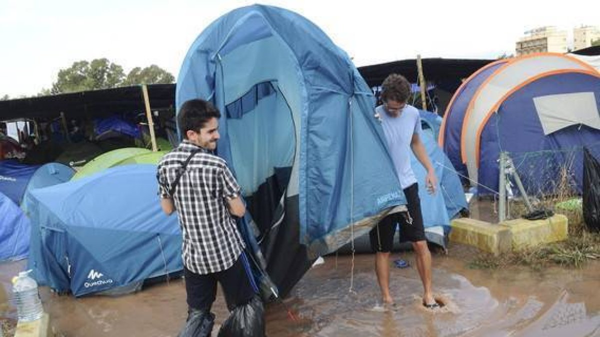 Fotografía facilitada por un campista tras una de las trombas de agua han anegado ésta madrugada el Arenal Sound.-Foto: EFE